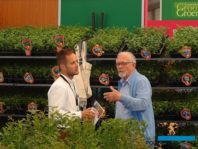 szkolka-Cieplucha-na-targach-GrootGroenPlus 2017_Zundert_Krzysztof-Kowalski-z-klientem