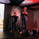 Huib Koerts (z pawej) i Franky van Looveren podczas otwarcia spotkania przestawili informacje na temat marki De Ruiter, należącej obecnie do koncernu Bayer