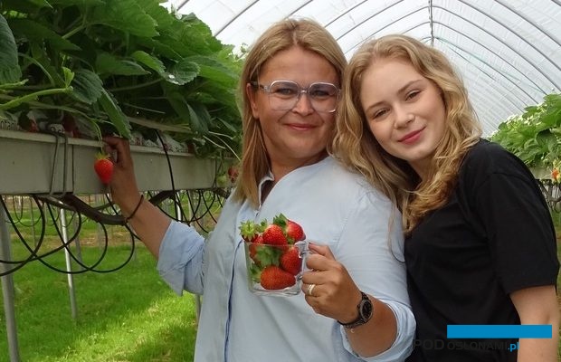 Właścicielka plantacji OVOC Aleksandra Pietruszka z córką Amelią