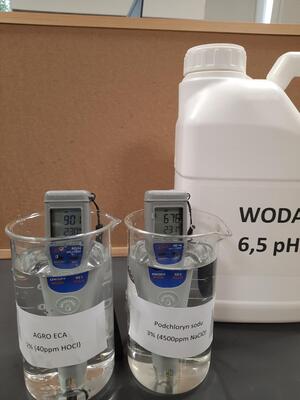 Porównanie poziomu ORP Redox: po lewej 2% roztwór Agro ECA zawierający 40 ppm kwasu podchlorawego, po prawej 3% roztwór podchlorynu sodu zawierającego 4500 ppm NaClO.