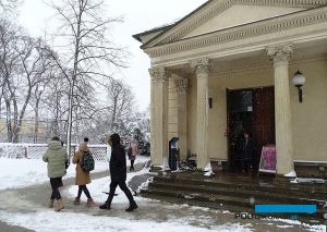 Wystawa Tulipanów w Wilanowie 2022 odbyła się w zimowych okolicznościach przyrody (na terenie przypałacowego parku, ale pod dachem gościnnej Oranżerii), fot. A. Cecot