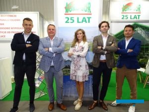 Przedstawiciele firmy Agro-Sur na wystawie Zieleń to Życie 2022 (od lewej: Dmytro Bondarchuk, Mariusz Ciesielski, Roma Figiel, Adam Stępień, Konrad Bilski), fot. A. Cecot