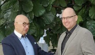 Prof. dr hab. Tomasz Twardowski (z lewej) oraz dr Jakub Baranek - laureat nagrody AgroBioTop 2022