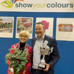 Eva Kähler-Theuerkauf wręczyła nagrodę w konkursie Show Your Colors Sebastiaanowi Heinje - za różę Rosy Boom Colour Change (fot. Bizz Holland