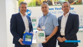 Ivan Casteels (z lewej) i Wojciech Juńczyk z Roam Technology podczas targów promowali m.in. produkt Sili-Fert P, z prawej ich kolega z firmy - Danny Dresselaerts
