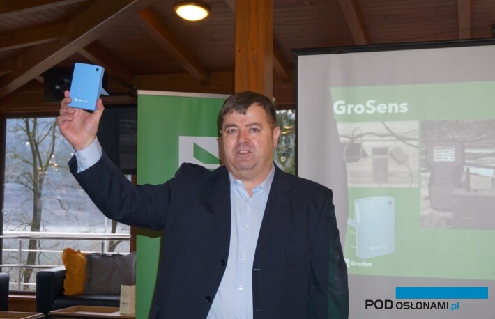 Cezary Chojecki z firmy Grodan przedstawił zalety korzystania w uprawie bezglebowej z miernika Nowy GroSens (fot. A. Wize)