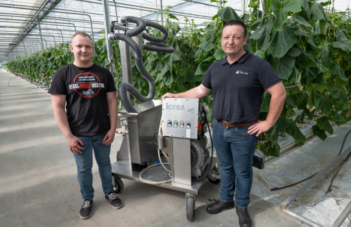 Przedstawiciele firmy Agro-Trade prezentują urządzenie Igeba Unipro w szklarni (fot. Agro-Trade)