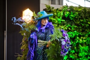 Jedna z propozycji zaprezentowanych podczas pokazu Stowarzyszenia Florystów Polskich "Dom kwiatów" - Monika Jagiełło i jej kompozycje oraz stylizacja zainspirowane modą Óscara de la Renty_Gardenia 2024 (fot. FOTOBUENO)