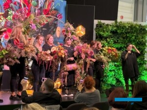 Tegoroczne dyplomantki klasy mistrzowskiej szkoły florystycznej Kwitnące Horyzonty prowadzonej przez Monikę Bębenek (1. z prawej)_Gardenia 2024_fot. A. Cecot