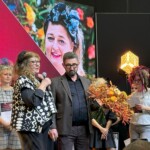Henryka Maćkowiak_w towarzystwie prezesa SFP Zenona Reka_nagrodziła fascynator J. Ciesielskiej (pierwsza z prawej)_4. edycja Konkursu im. Kariny Maćkowiak_Gardenia 2024_fot. A-Cecot