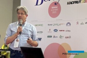 Cristiano Carli związany z Fundacją Agrion omówił doświadczenia z panelami PV na uprawie borówki