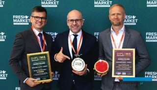 Fresh Market Award 2025 otrzymała firma Hazera za arbuz Exotica, nagrodę prezentują Piotr Różański (Regionalny Menedżer Sprzedaży), Michał Taraska (Global Value Chain Lead), Krzysztof Oksentowicz (Menedżer Sprzedaży), fot. Hazera
