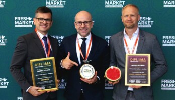 Fresh Market Award 2025 otrzymała firma Hazera za arbuz Exotica, nagrodę prezentują Piotr Różański (Regionalny Menedżer Sprzedaży), Michał Taraska (Global Value Chain Lead), Krzysztof Oksentowicz (Menedżer Sprzedaży), fot. Hazera