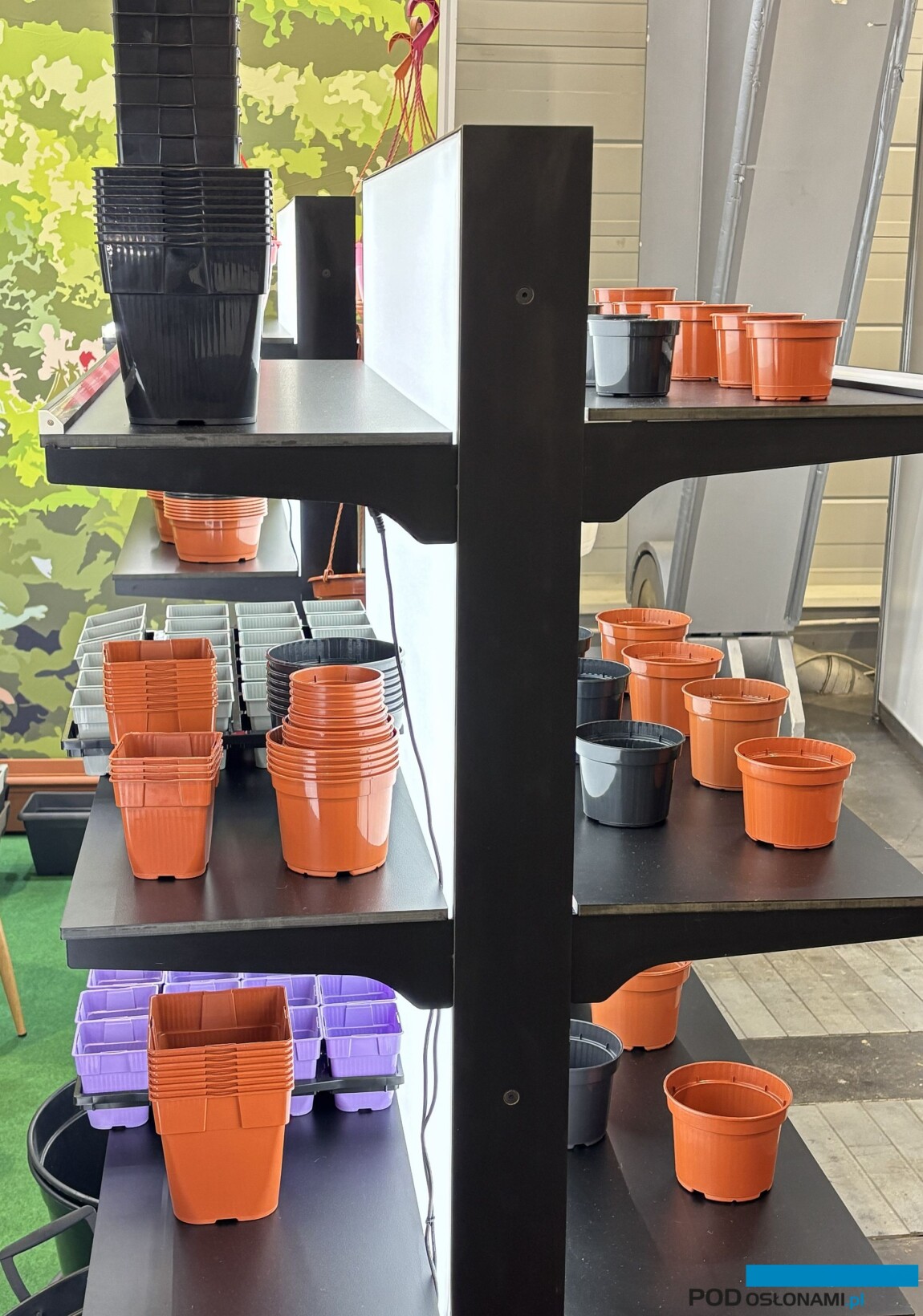 Przedsiębiorstwo Floser ze Śmigla prezentowało doniczki własnej produkcji i nowe w jego asortymencie paletki - czarne "kratki" transportowe_fot. A-Cecot