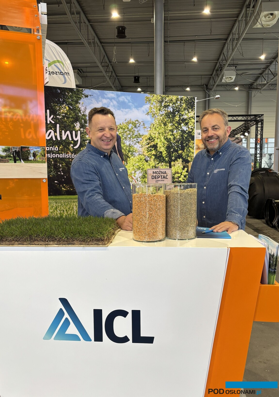 Gardenia 2025_Piotr Chmielowiec i Karol Szymański z firmy ICL, która oferuje nawozy, ale także nasiona traw (mieszanki trawnikowe)_fot. A-Cecot