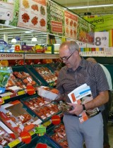 Menedżer ds. jakości w Tesco Polska Mirosław Maziarka przy stoisku z promowanymi pomidorami w supermarkecie w Krakowie, fot, 1-10 A. Wize