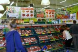 Do zakupów zachęcają również plakaty informujące o oferowanym asortymencie pomidorów, sposobach ich prawidłowego przechowywania, itp. 