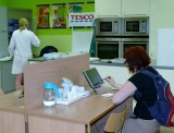 Stanowisko do oceny produktów w suermerkecie w Krakowie - dokonują jej wybrani klienci 